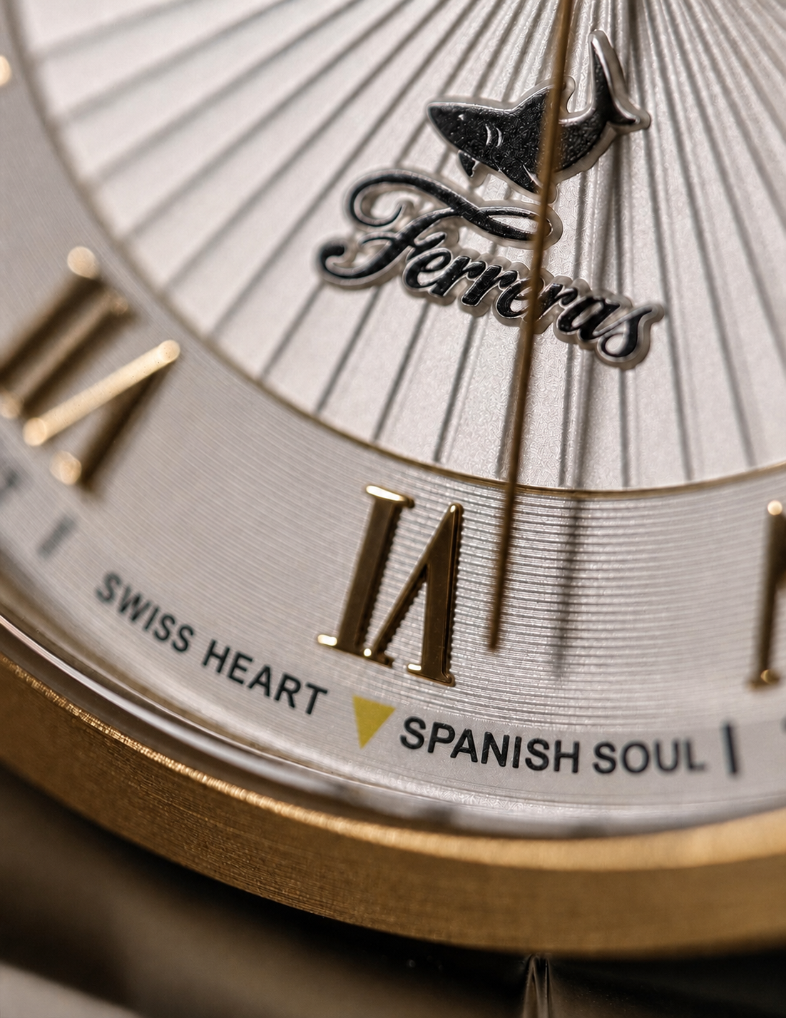 Macro de la esfera efecto porcelana con el logotipo Ferreras y el tiburón aplicados.