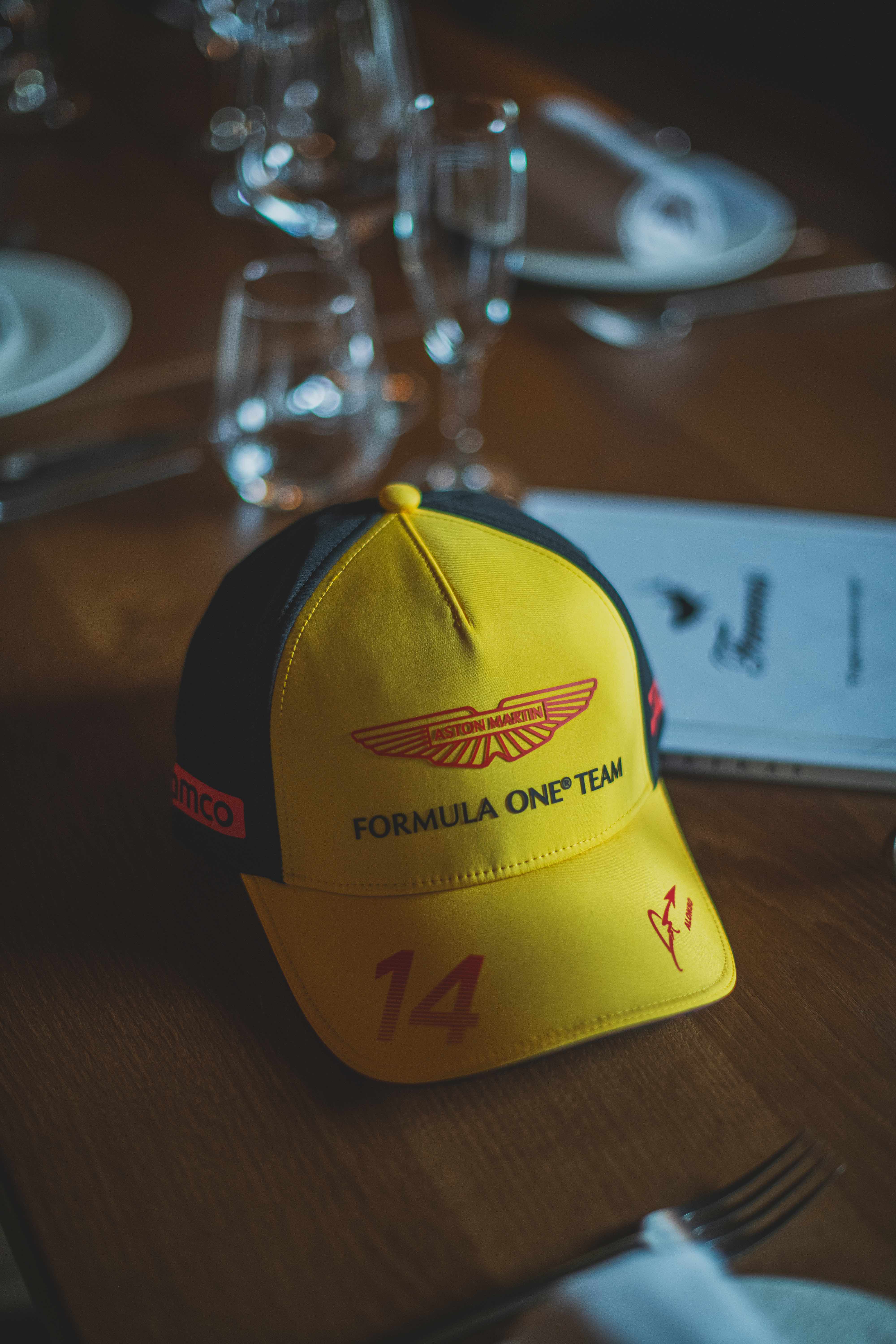 Gorra de edición conmemorativa sobre una mesa preparada en el evento de Andorra.
