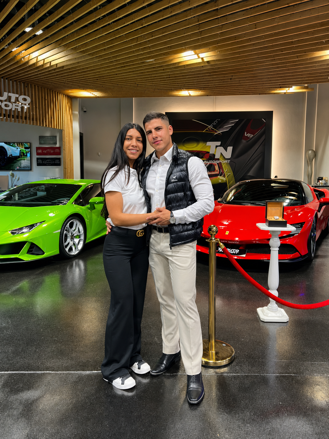 Gala Excellentia en TN Autosport, con Ferreras presentado entre vehículos deportivos.